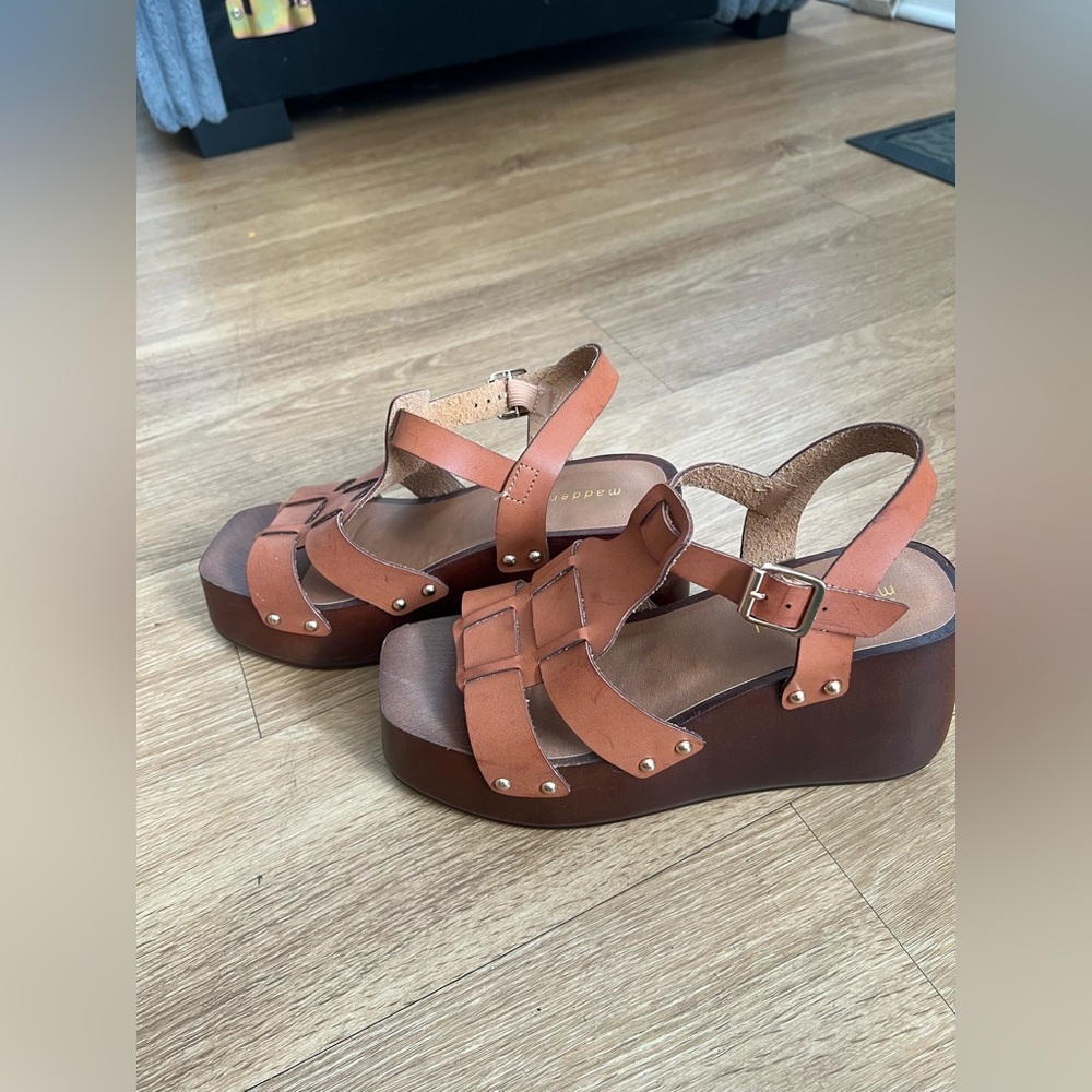 MADDEN GIRL Brown Platform Sandals - Picture 4 of 7